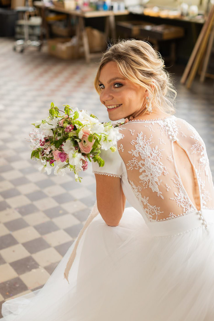 shooting photos mariage dans l'atelier d'un peintre